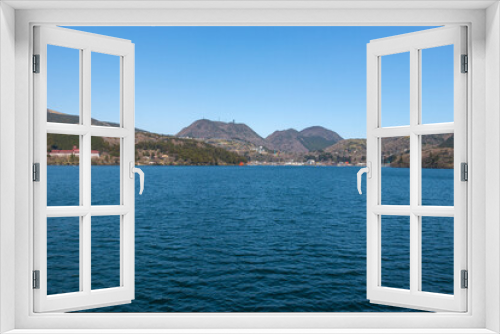 Fototapeta Naklejka Na Ścianę Okno 3D - 晴れの日の芦ノ湖の穏やかな湖面