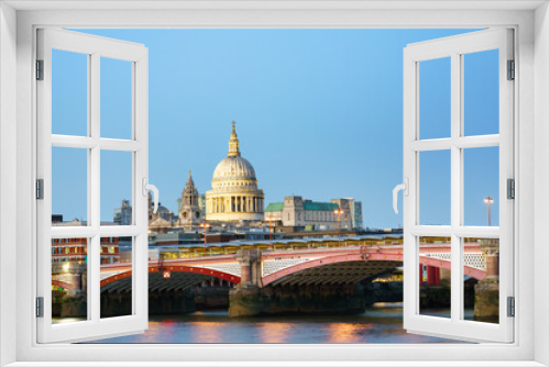 Fototapeta Naklejka Na Ścianę Okno 3D - Dome of Saint Paul cathedral behind Blackfriars bridge in London