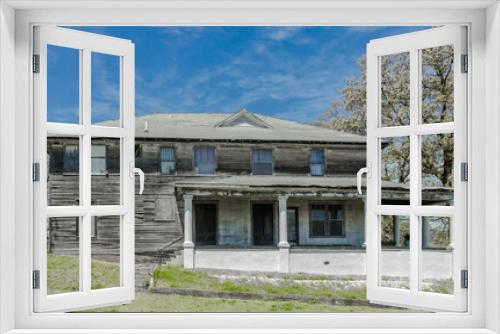 Fototapeta Naklejka Na Ścianę Okno 3D - Abandoned vintage southern wooden two story home with wrap around porch