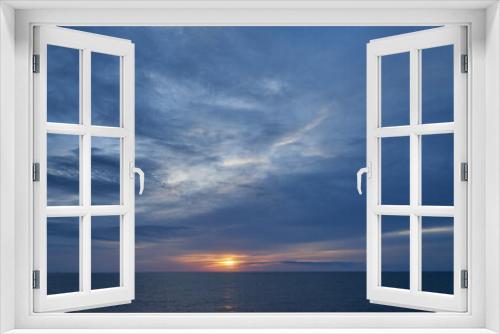 Fototapeta Naklejka Na Ścianę Okno 3D - フェリー上から見た太平洋の朝日
