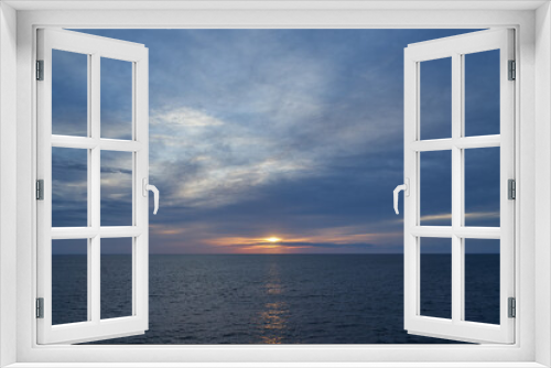 Fototapeta Naklejka Na Ścianę Okno 3D - フェリー上から見た太平洋の朝日
