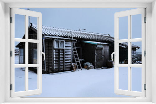 Fototapeta Naklejka Na Ścianę Okno 3D - 風雪に耐える海辺の作業小屋