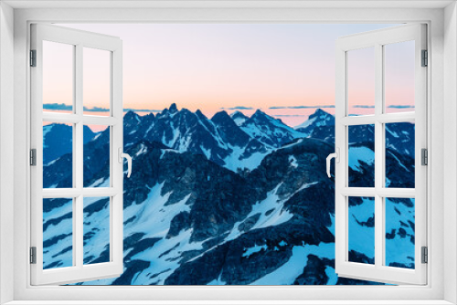 Fototapeta Naklejka Na Ścianę Okno 3D - North Cascade mountain range at sunrise in Washington State