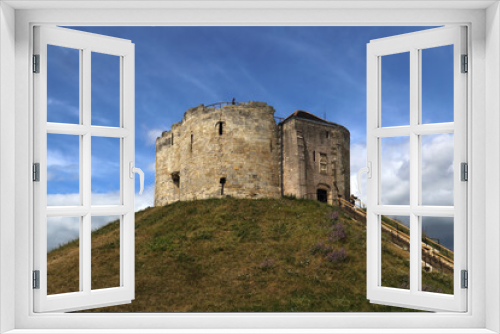 Fototapeta Naklejka Na Ścianę Okno 3D - Clifford's Tower in York, UK