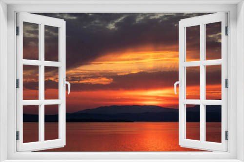 Fototapeta Naklejka Na Ścianę Okno 3D - Sonnenuntergang mit See und Bergen