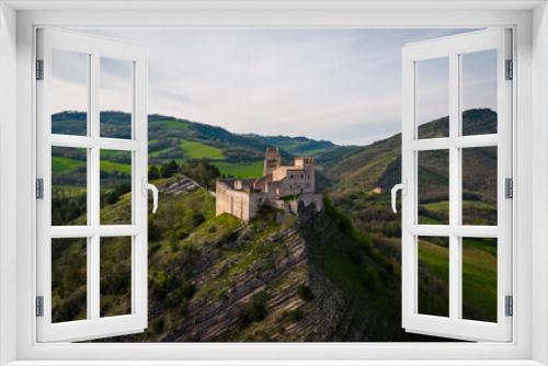 Fototapeta Naklejka Na Ścianę Okno 3D - old castle in the mountains