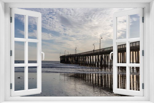 Fototapeta Naklejka Na Ścianę Okno 3D - A view on the pier on the Pacific coast at sunset