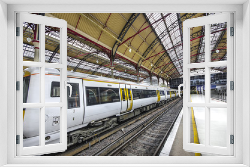 Fototapeta Naklejka Na Ścianę Okno 3D - Modern Commuter Train inside Victoria Railway Station in London