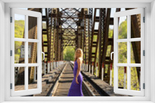 Fototapeta Naklejka Na Ścianę Okno 3D - Model in purple dress