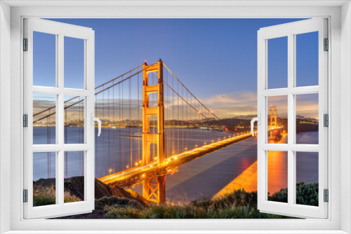 Fototapeta Naklejka Na Ścianę Okno 3D - The famous Golden Gate Bridge in San Francisco at night