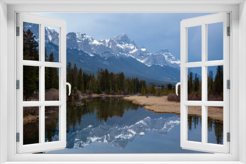 Fototapeta Naklejka Na Ścianę Okno 3D - lake in the mountains in the Canadian Rocky Mountains in Alberta Canada, near Canmore and Banff 