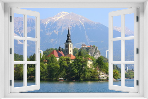 Fototapeta Naklejka Na Ścianę Okno 3D - Bled (Insel, Burg, im Hintergrund Hochstuhl / Stol)