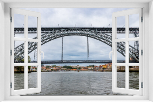 Fototapeta Naklejka Na Ścianę Okno 3D - Le Pont Dom-Luís I vu depuis un Rabelos à Porto