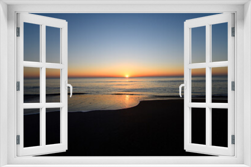 Fototapeta Naklejka Na Ścianę Okno 3D - Beautiful sunrise over the ocean beach St. Augustine, Florida.