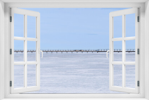 Fototapeta Naklejka Na Ścianę Okno 3D - 白い空と凍った大地、空と大地の間の橋