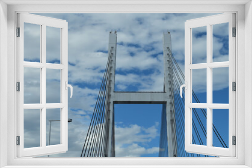 Fototapeta Naklejka Na Ścianę Okno 3D - 青い空白い雲海にかかる橋と走る車