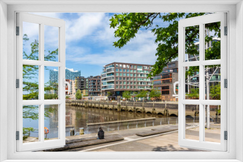 Fototapeta Naklejka Na Ścianę Okno 3D - Stadt Hamburg, moderne Architektur an den Marco-Polo-Terrassen am Grasbrookhafen mit Elbphilharmonie im Hintergrund