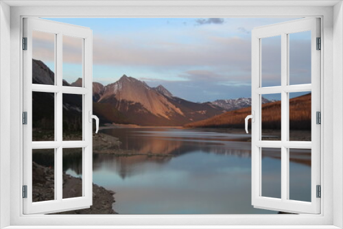 Fototapeta Naklejka Na Ścianę Okno 3D - Sunset On Medicine Lake, Jasper National Park, Alberta