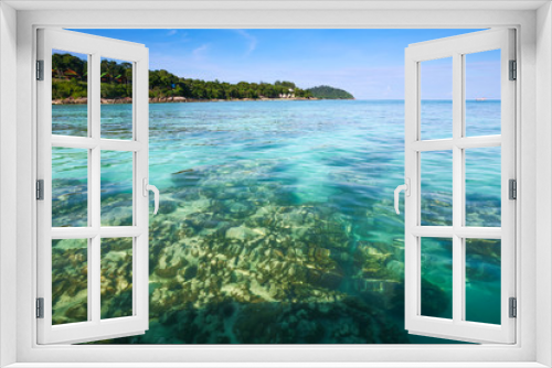 Fototapeta Naklejka Na Ścianę Okno 3D - Crystal clear sea at tropical island