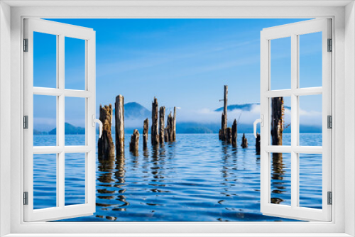 Fototapeta Naklejka Na Ścianę Okno 3D - 北海道の観光地、洞爺湖の朽ちた桟橋、幻想的な風景