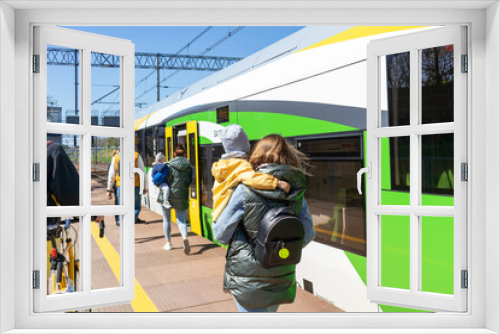 Fototapeta Naklejka Na Ścianę Okno 3D - Matka z dzieckiem idąca na pociąg.