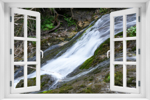 Fototapeta Naklejka Na Ścianę Okno 3D - Płynące rzeczka, rozmazany strumień wody