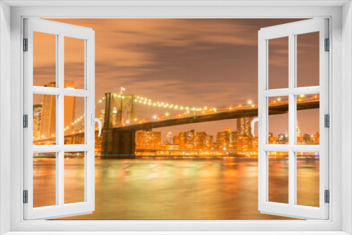 Fototapeta Naklejka Na Ścianę Okno 3D - Night view of Manhattan and Brooklyn bridge