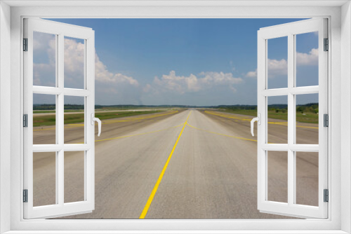 Fototapeta Naklejka Na Ścianę Okno 3D - Empty airport runway