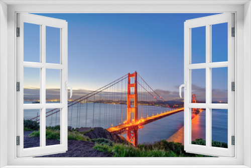 Fototapeta Naklejka Na Ścianę Okno 3D - The Golden Gate Bridge in San Francisco at dawn