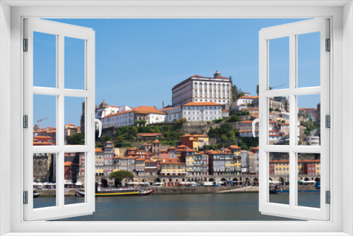 Fototapeta Naklejka Na Ścianę Okno 3D - Panoramic view of the Porto old town from the marina of the city of Gaia, Portugal.