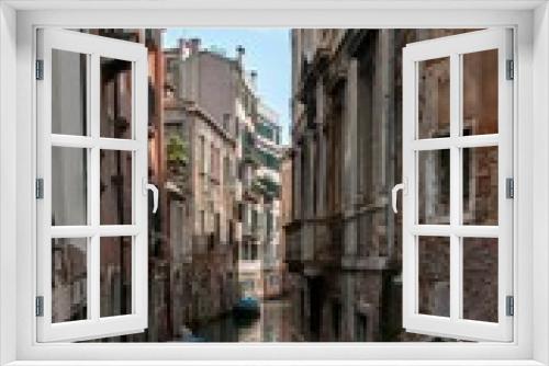 Fototapeta Naklejka Na Ścianę Okno 3D - Vertical shot of a canal in Venice, Italy.