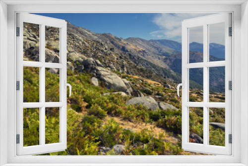 Fototapeta Naklejka Na Ścianę Okno 3D - Loma Lanchamala en la Sierra de Gredos