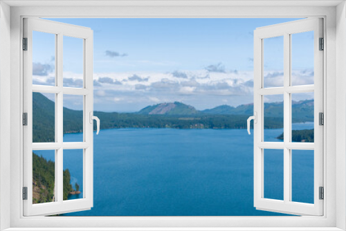 Fototapeta Naklejka Na Ścianę Okno 3D - Lake Cushman on a sunny Summer day. Washington State Mountain Lake.