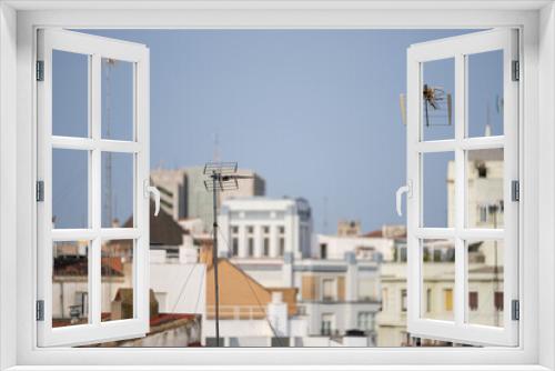 Fototapeta Naklejka Na Ścianę Okno 3D - Antenas y Edificios un dia despejado apaisado