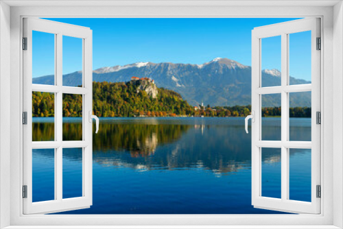 Fototapeta Naklejka Na Ścianę Okno 3D - Touristic autumn view of Lake Bled in Slovenia, Europe