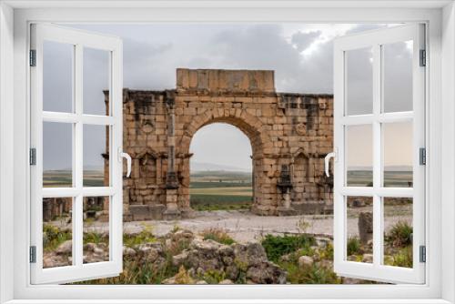 Fototapeta Naklejka Na Ścianę Okno 3D - Iconic Triumphal Arch of Volubilis, an old ancient Roman city in Morocco