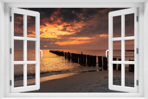 Fototapeta Naklejka Na Ścianę Okno 3D - Krajobraz morski, relaks i zachód słońca na plaży nad Morzem Bałtyckim