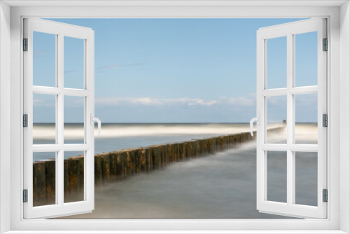 Fototapeta Naklejka Na Ścianę Okno 3D - Rozbijające się fale o falochron na plaży w Mielnie