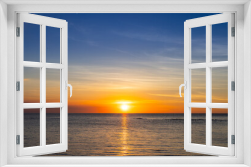 Fototapeta Naklejka Na Ścianę Okno 3D - Beautiful sunset over the sea