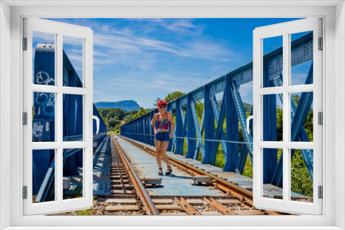 Fototapeta Naklejka Na Ścianę Okno 3D - Femme sur le Pont Ferrovière à Crest