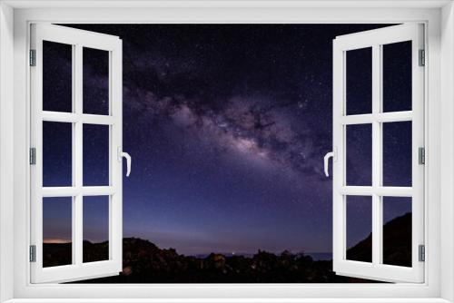Fototapeta Naklejka Na Ścianę Okno 3D - Stargazing at Pu'u Kalepeamoa, Maunakea Visitor Information Station, Big Island, Hawaii. Starry night sky, Milky Way galaxy astrophotography. 