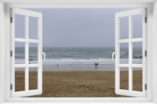 Fototapeta Naklejka Na Ścianę Okno 3D - Beach in a cloudy day