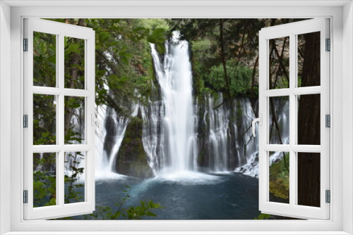 Fototapeta Naklejka Na Ścianę Okno 3D - California Paradise,, Waterfall at McArthur Burney Falls Memorial State Park
