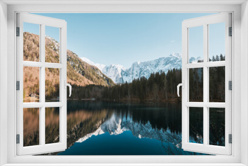 Fototapeta Naklejka Na Ścianę Okno 3D - Moraine Lake in the Majestic Dolomites, Alps - An Idyllic Alpine Landscape in Europe
