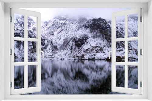 Fototapeta Naklejka Na Ścianę Okno 3D - Mirror Of The Snowed Terrain