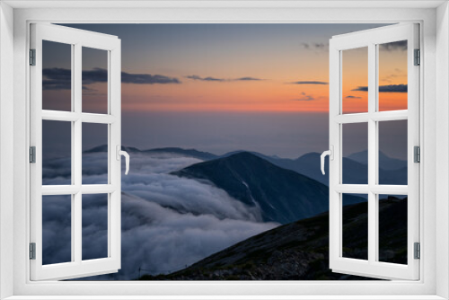 Fototapeta Naklejka Na Ścianę Okno 3D - 稜線から雲海に覆われた谷を眺める