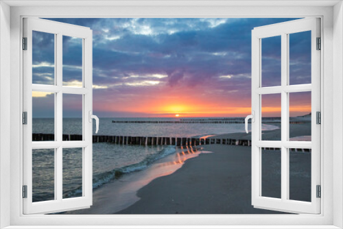 Fototapeta Naklejka Na Ścianę Okno 3D - Zum Sonnenaufgang am Strand von Zingst an der Ostsee.