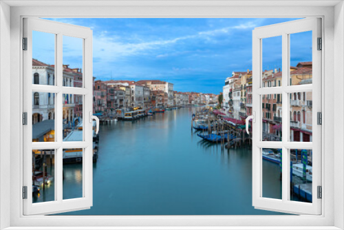 Fototapeta Naklejka Na Ścianę Okno 3D - Blick von der Rialto Brücke auf den Canale Grande am Morgen