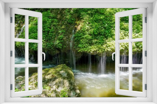 Fototapeta Naklejka Na Ścianę Okno 3D - 玉垂のように見える繊細な表情の滝の情景
