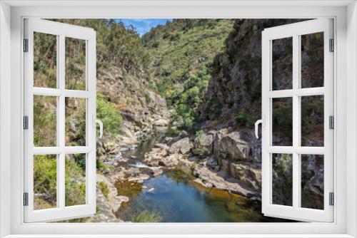Fototapeta Naklejka Na Ścianę Okno 3D - Entre montem montanhas e muitas rochas o rio Paiva em Arouca, Portugal